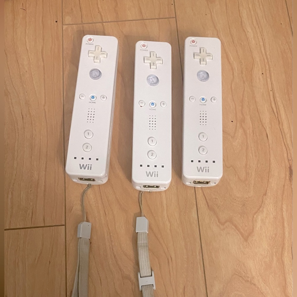 3 White Wii Remotes